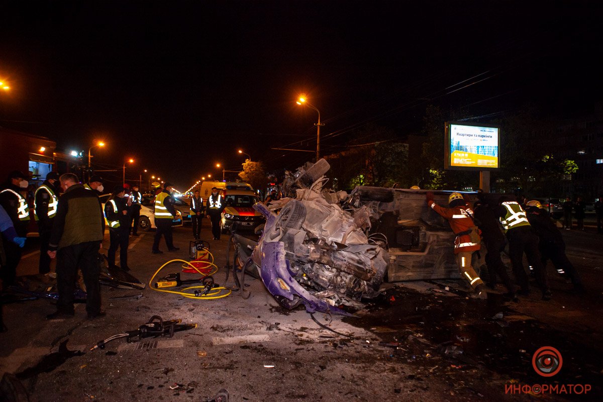 Смертельное ДТП с тремя автомобилями в Днепре на Набережной Победы: двое погибли, одного увезла скорая 1