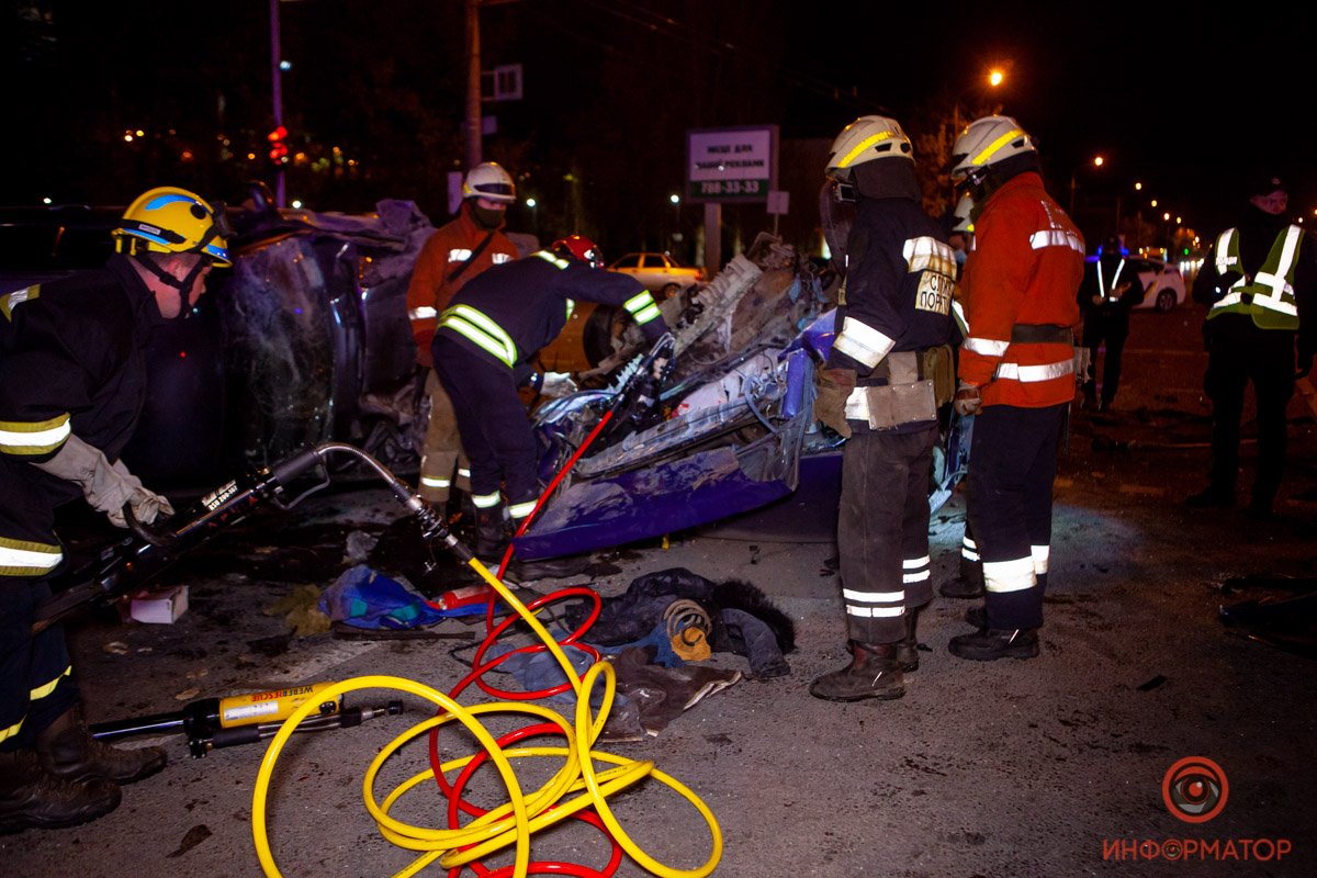 Смертельное ДТП с тремя автомобилями в Днепре на Набережной Победы: двое погибли, одного увезла скорая 2