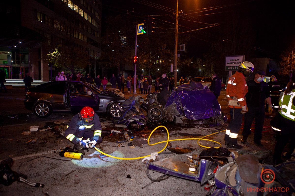 Смертельное ДТП с тремя автомобилями в Днепре на Набережной Победы: двое погибли, одного увезла скорая 3