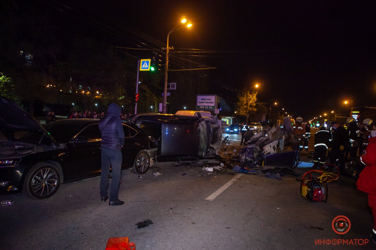 От удара Mercedes и Daewoo перевернулись на бок От удара Mercedes и Daewoo перевернулись на бок