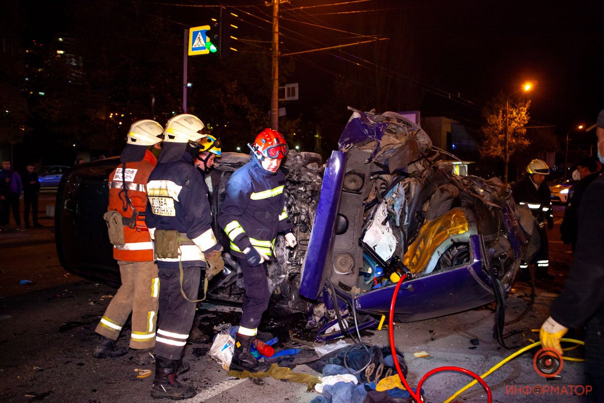 Сотрудникам ГСЧС понадобилось около 30 минут, чтобы достать тела из автомобиля Сотрудникам ГСЧС понадобилось около 30 минут, чтобы достать тела из автомобиля