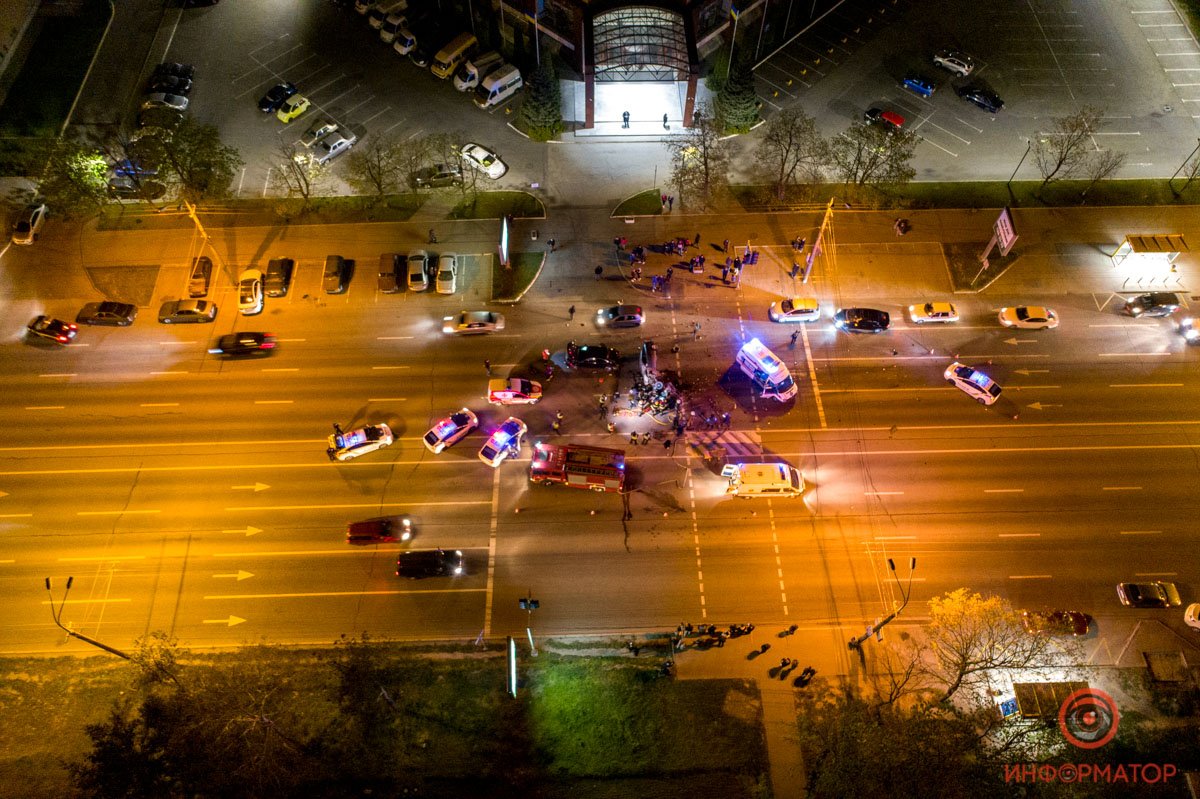 Предварительно, Mercedes въехал сзади в Daewoo и Skoda, которые стояли на светофоре Предварительно, Mercedes въехал сзади в Daewoo и Skoda, которые стояли на светофоре