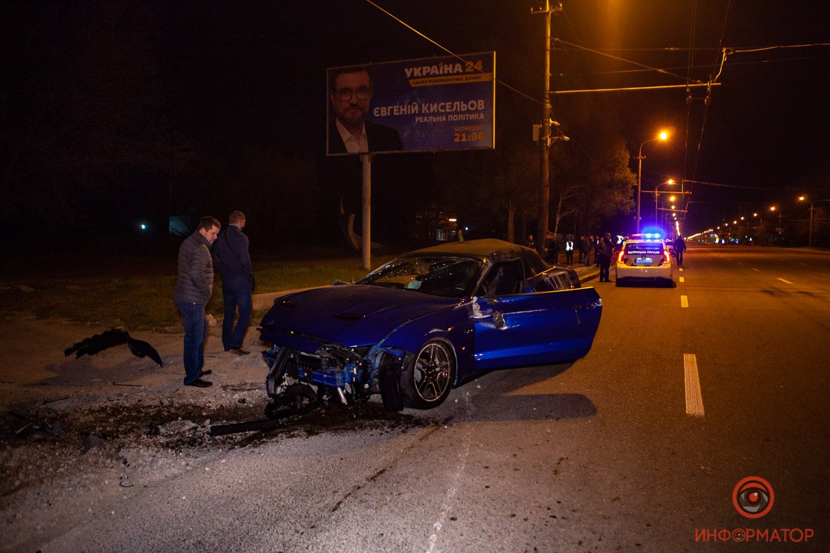 Ford Mustang ударил Mercedes, но продолжил движение