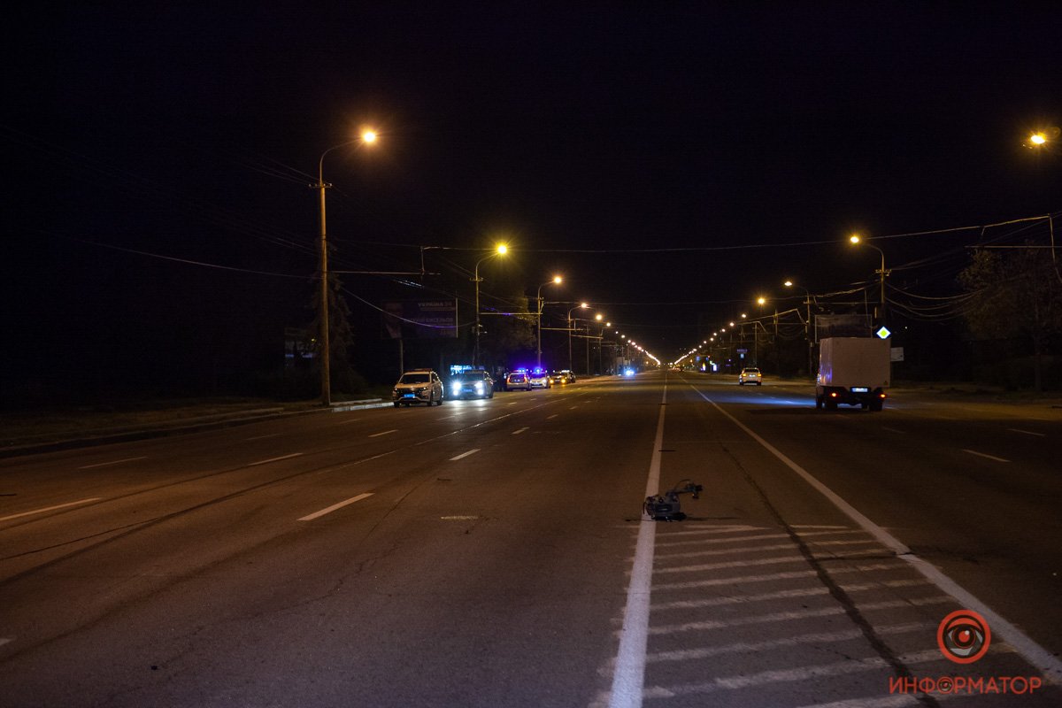 Автомобиль остановил только неудачный поворот и бордюр