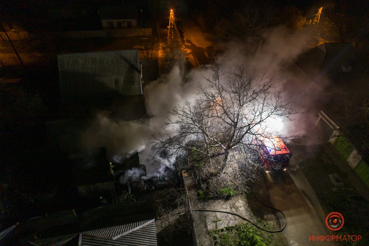 Огонь был достаточно сильным - дым виден на соседних улицах Огонь был достаточно сильным - дым виден на соседних улицах