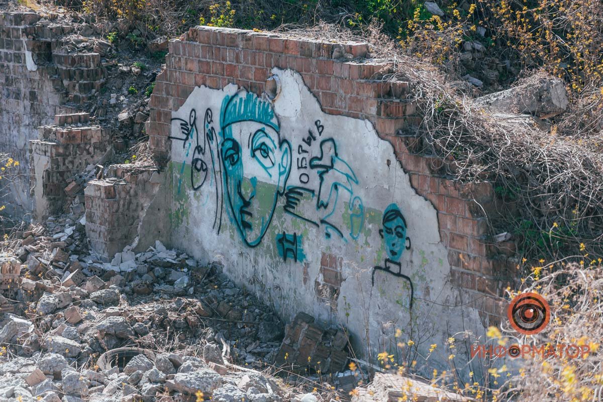 На развалинах появляется уличное творчество