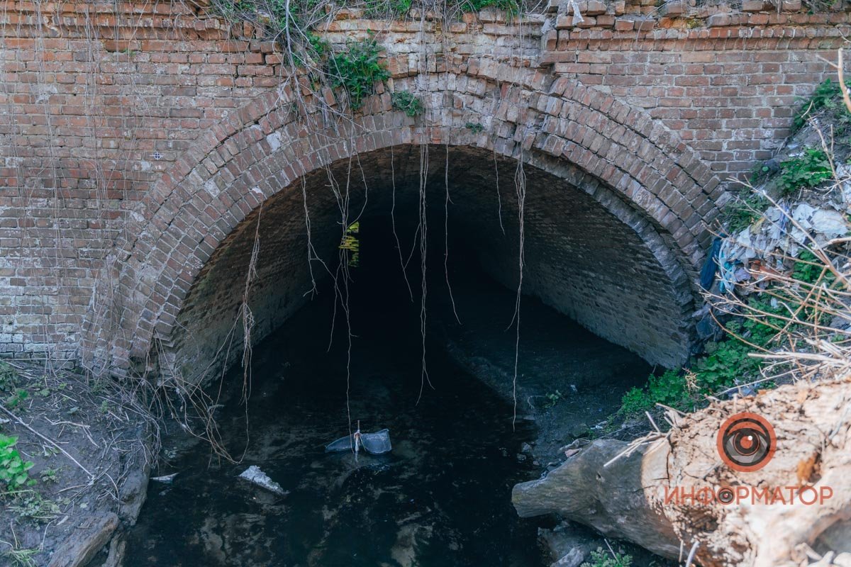 По весне река наводняется