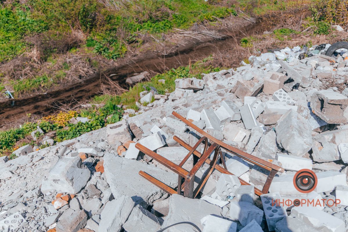 Тут понемногу убирают остатки зданий