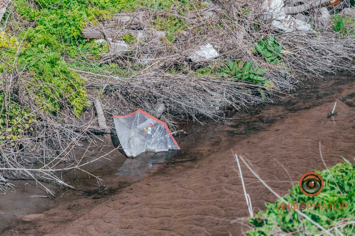 Берега реки захламлены