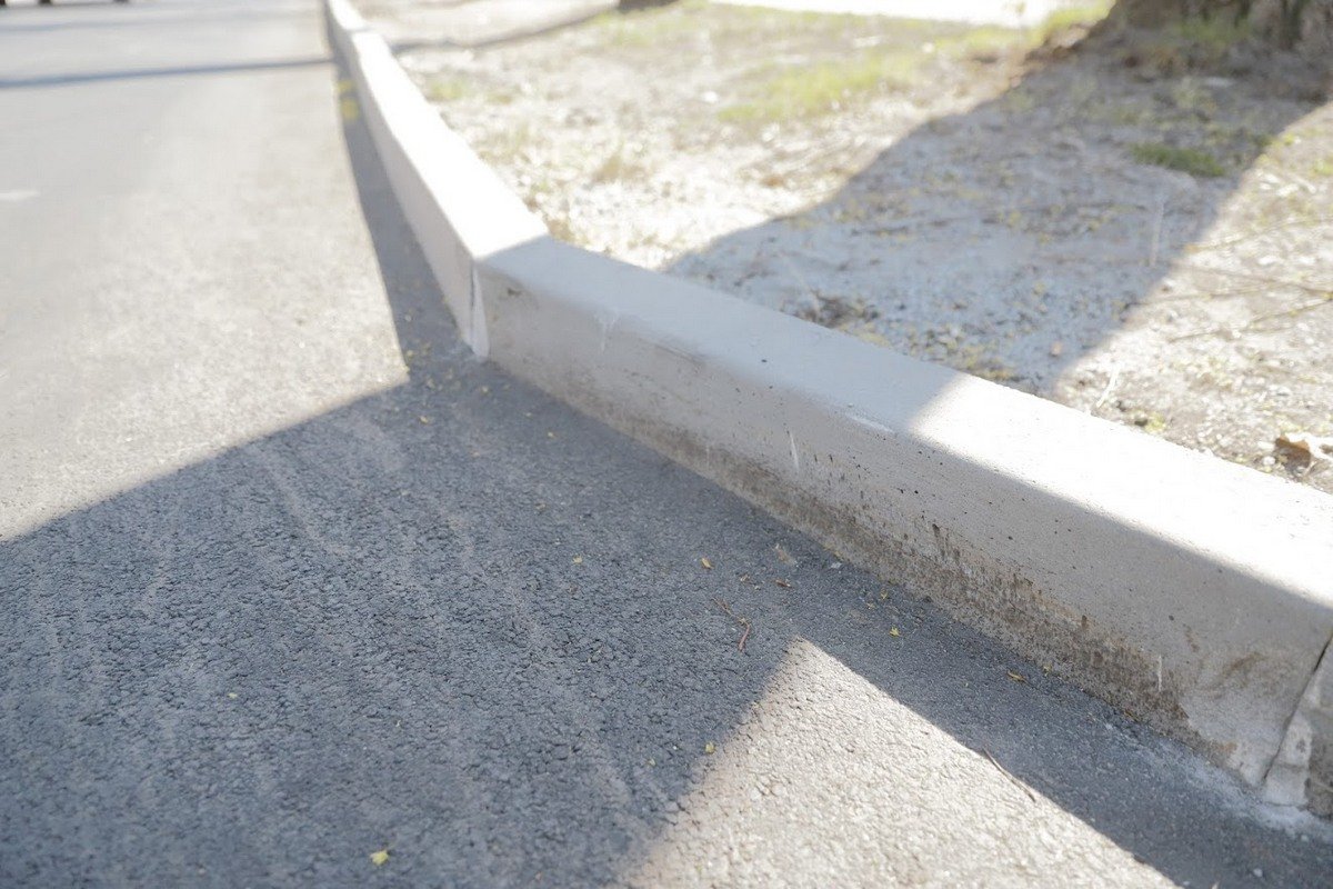 Уже установили 2,7 квадратных метров нового бордюрного камня