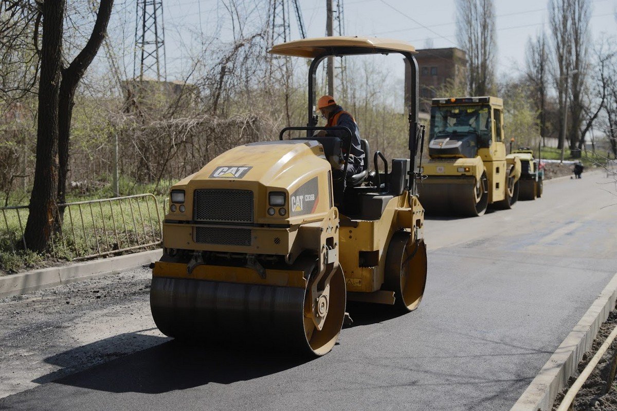После окончания ремонта они наблюдают за состоянием дорожного покрытия