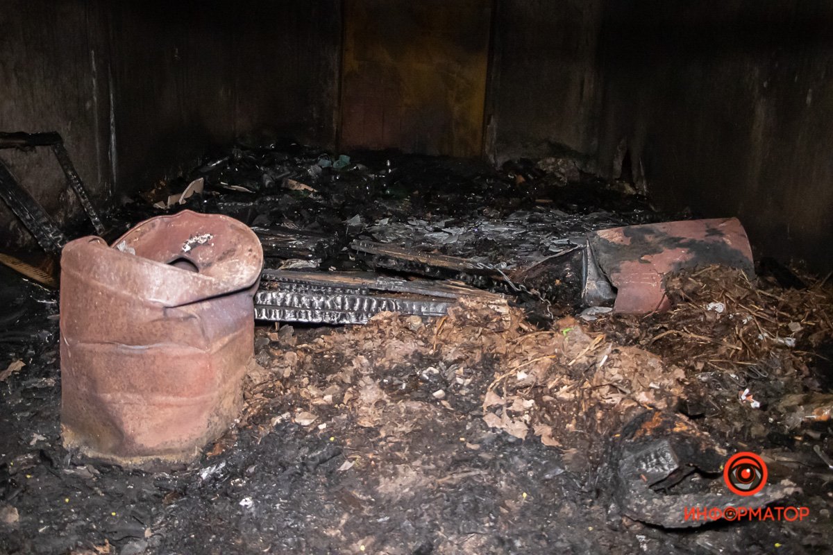 Внутри стоял автомобиль Daewoo Matiz Внутри стоял автомобиль Daewoo Matiz