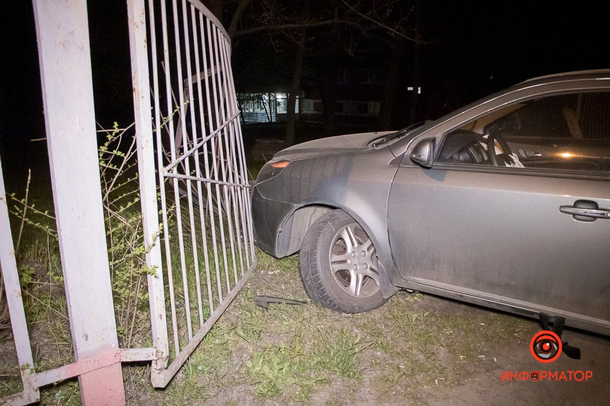 Водитель не справился с управлением и врезался в забор Водитель не справился с управлением и врезался в забор