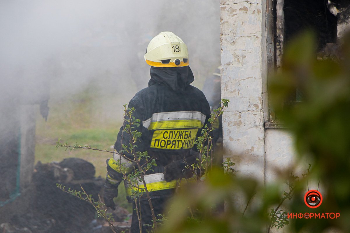 На место оперативно прибыли сотрудники 18-ой и 3-ей пожарно-спасательных частей На место оперативно прибыли сотрудники 18-ой и 3-ей пожарно-спасательных частей