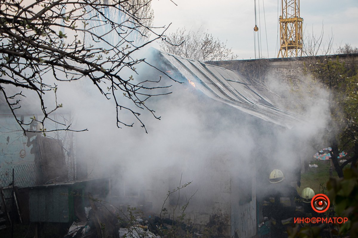 Соседи увидели мужчину, который выскочил из постройки и скрылся Соседи увидели мужчину, который выскочил из постройки и скрылся