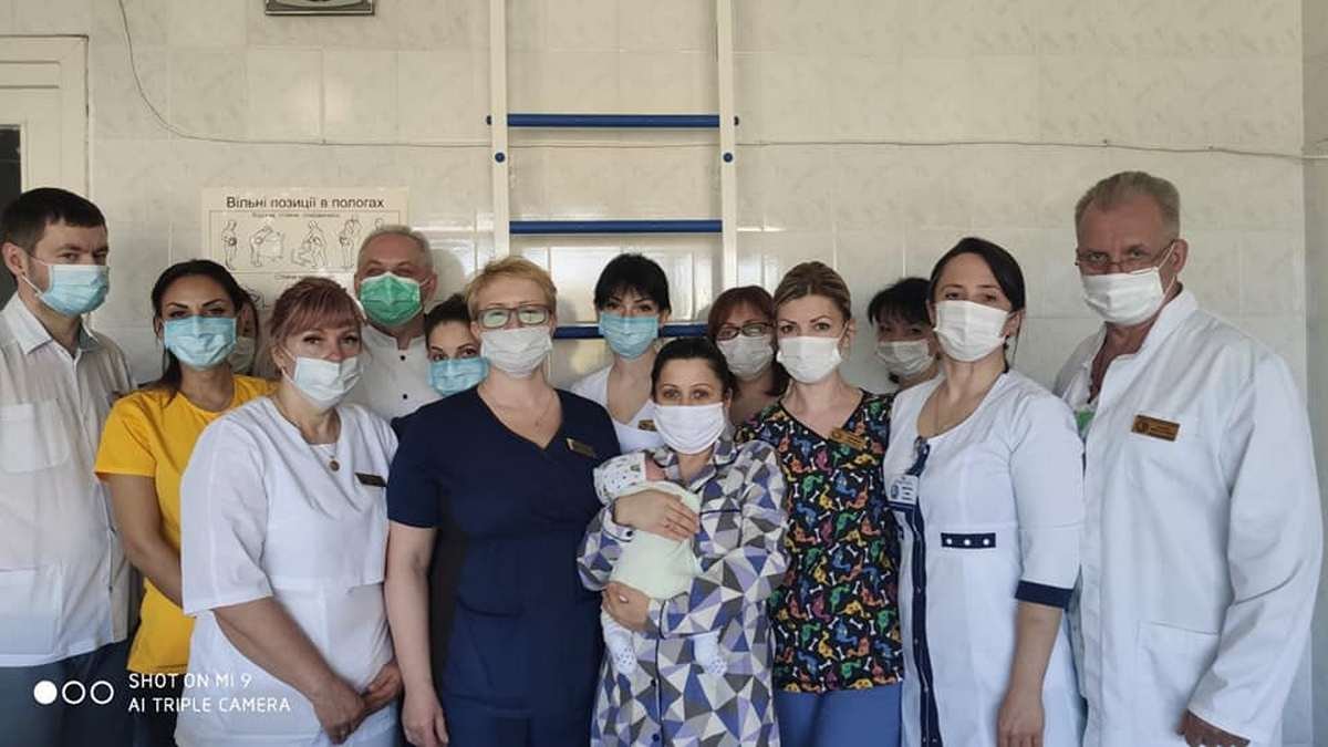 В больнице Мечникова женщина с пневмонией родила здоровую девочку 1