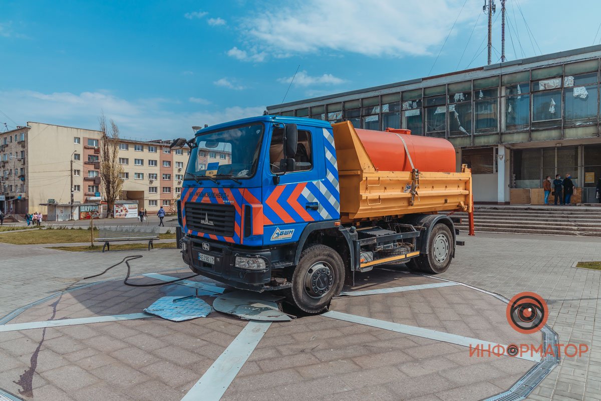 В Днепре на Западном коммунальный грузовик провалился в фонтан