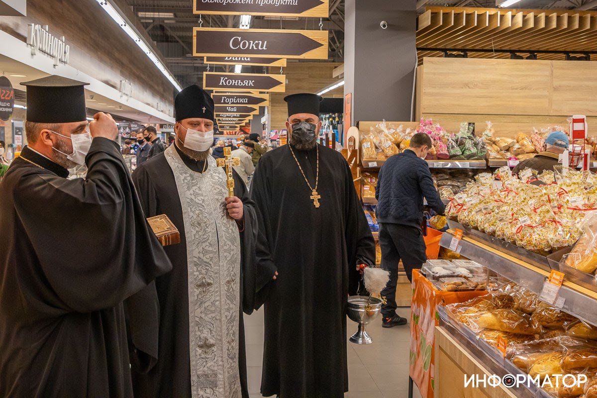 В супермаркетах Varus начали святить паски и другие продукты к празднику 2