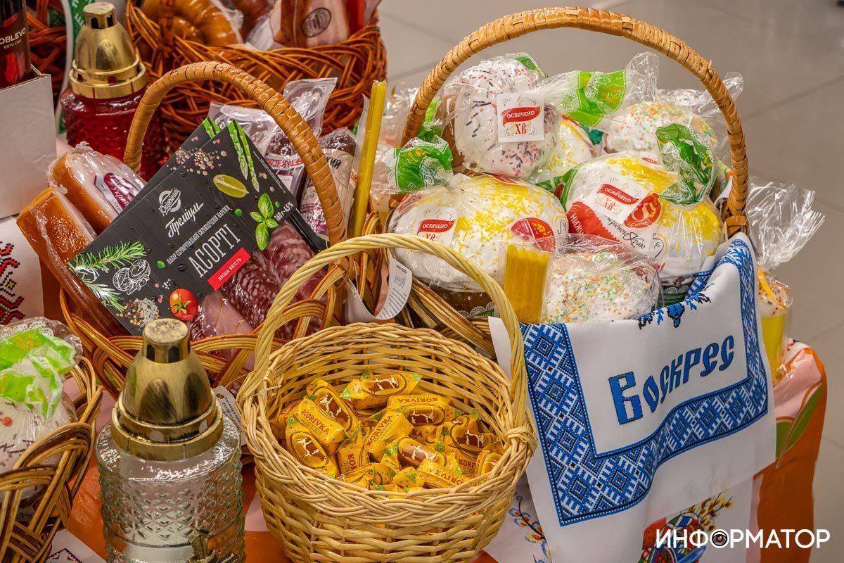 В супермаркетах Varus начали святить паски и другие продукты к празднику 8