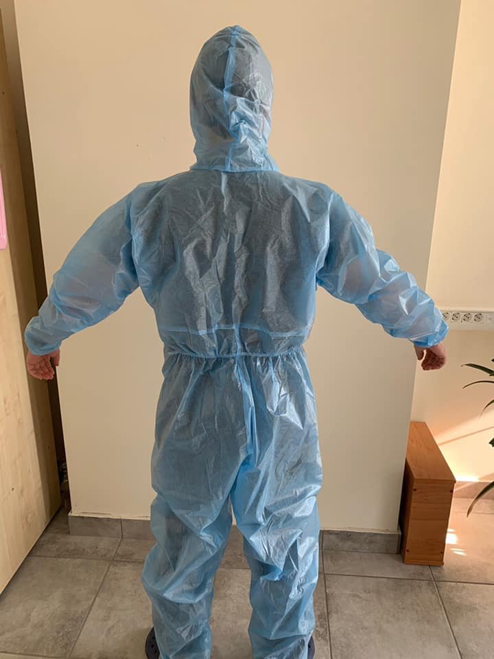 В больницы поступят 2000 костюмов