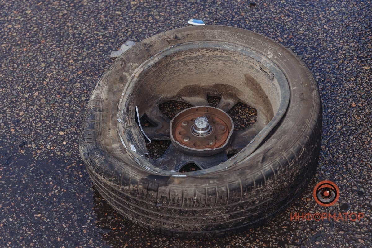 У одного из автомобилей отлетело колесо
