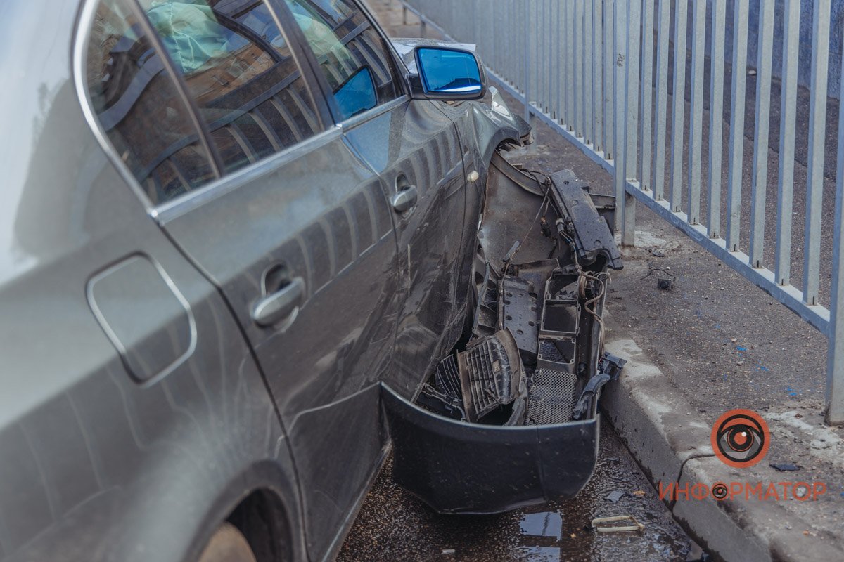 Отлетевшие части автомобилей убрали с проезжей части, где могли