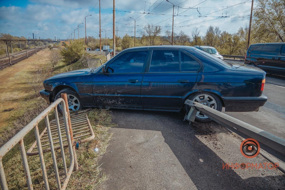 BMW въехал в отбойник