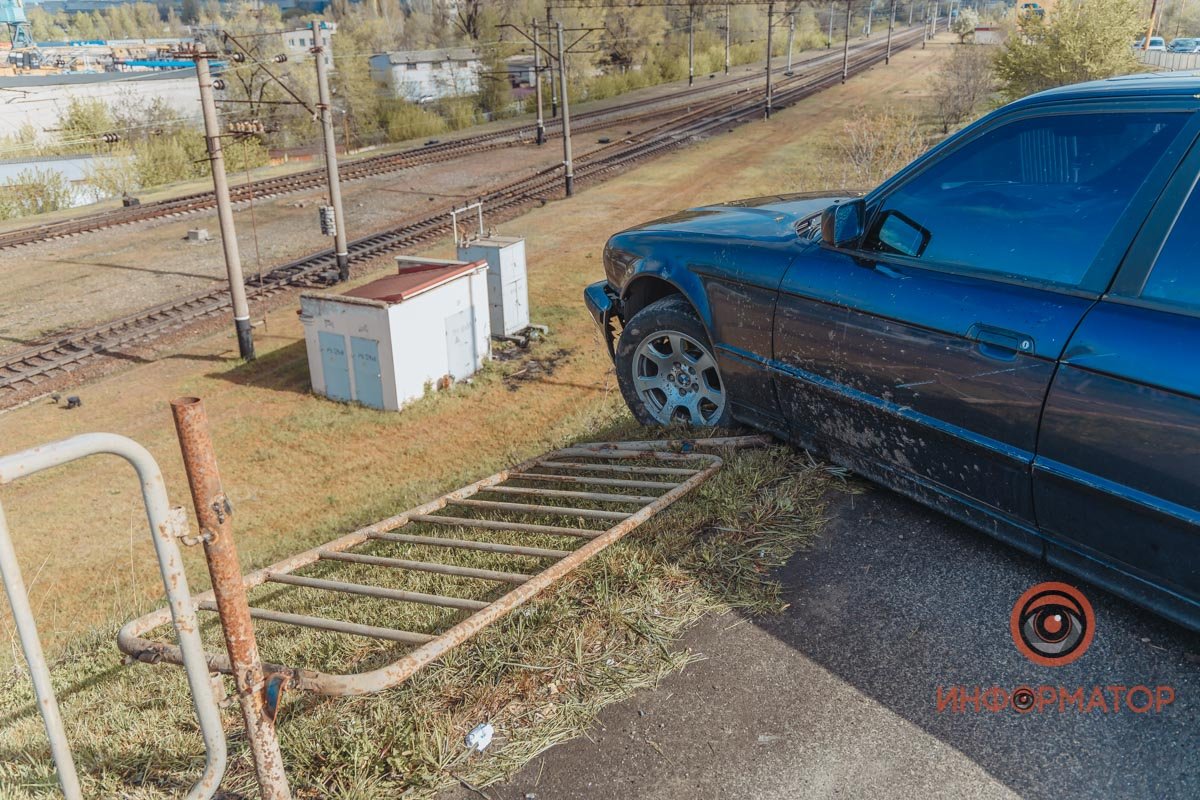 От удара снесло отбойник