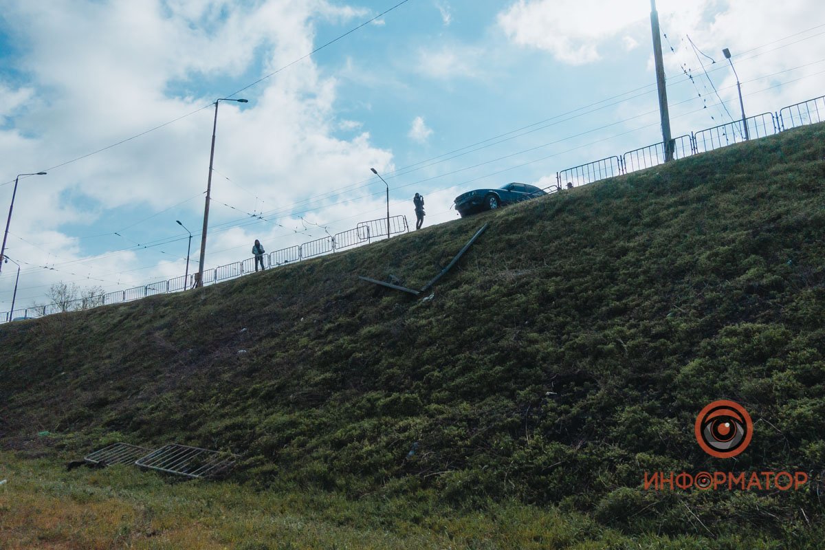 Передняя часть кузова повисла над обрывом