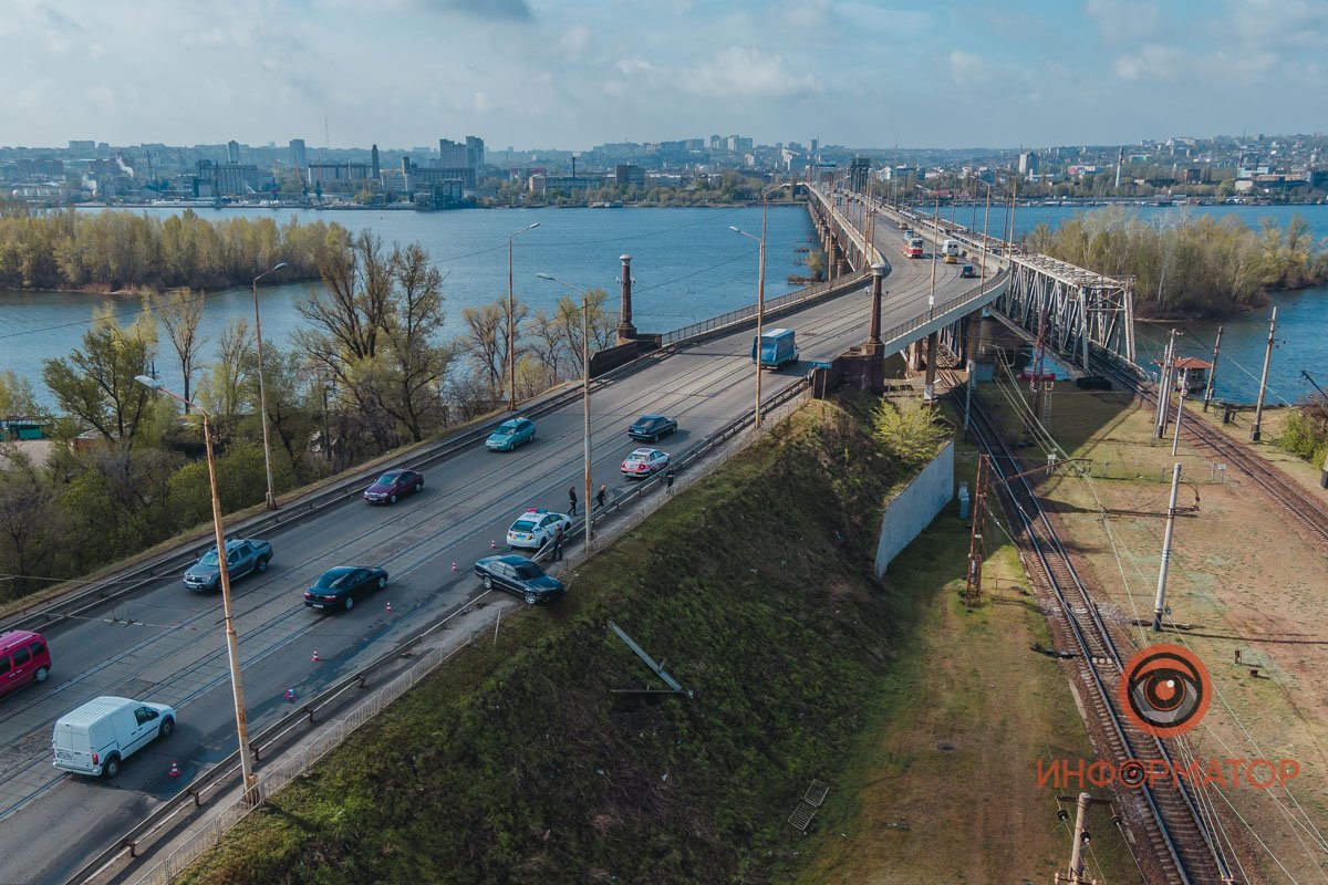 Велосипедистам и пешеходам следует обходить место аварии