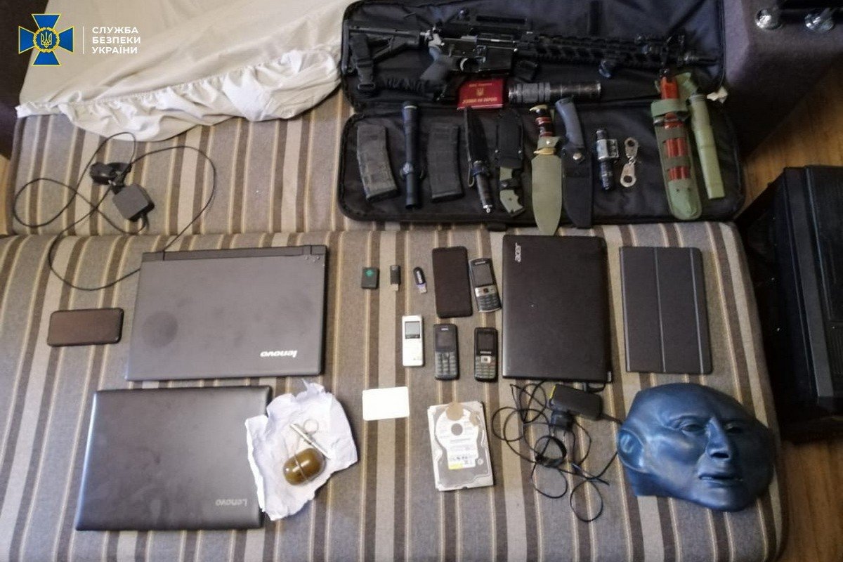 ... и носители, где хранилась информация об объектах нападения и потерпевших лиц