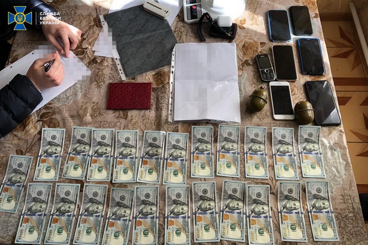 Кроме того, правоохранители обнаружили почти 200 тысяч гривен, больше 20 тысяч американских долларов и 3 тысячи евро