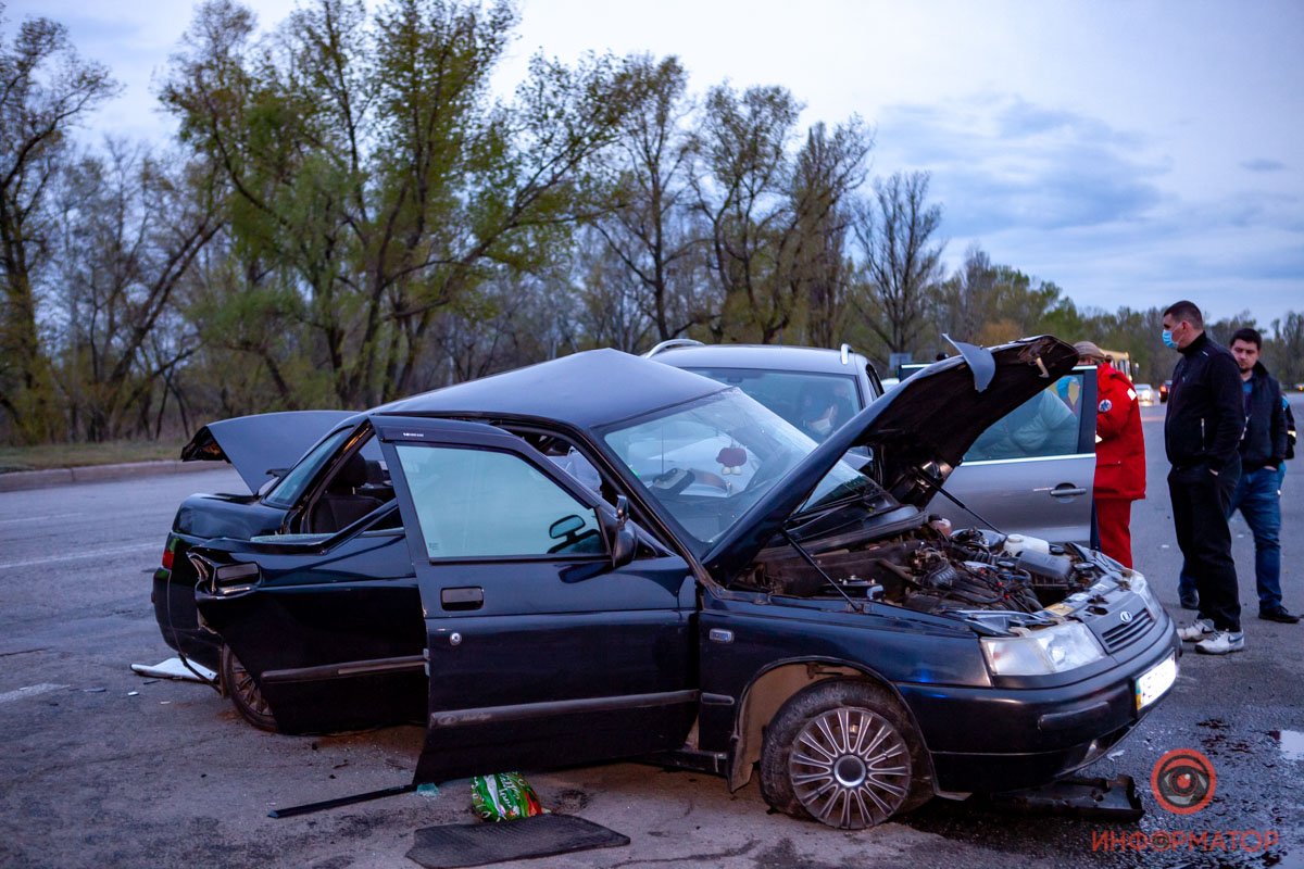 Столкнулись Volkswagen и ВАЗ Столкнулись Volkswagen и ВАЗ