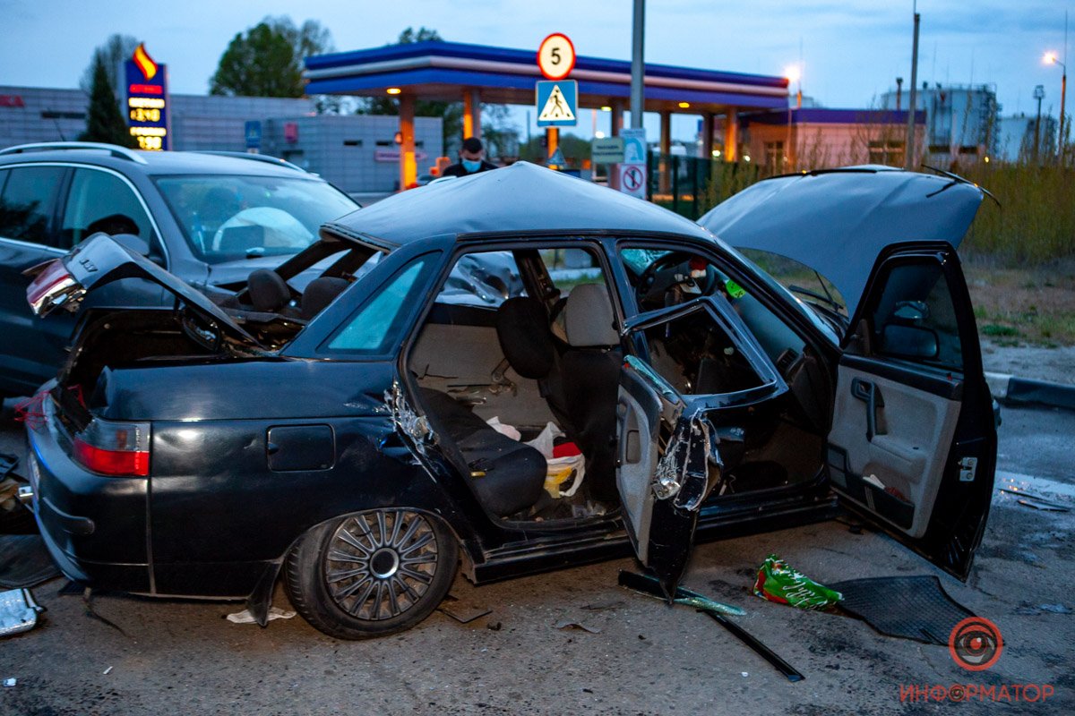 В салоне ВАЗа находились три человека В салоне ВАЗа находились три человека