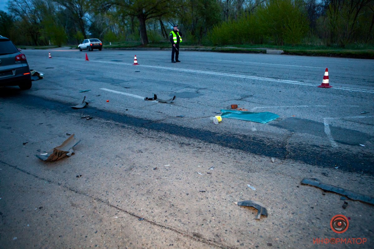 Осколки от автомобилей разбросаны по всей проезжей части Осколки от автомобилей разбросаны по всей проезжей части