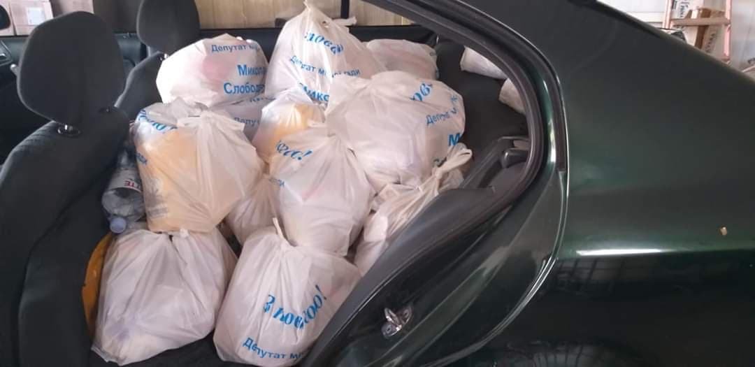 В Днепре депутат Николай Слободянюк развозит пенсионерам продуктовые наборы и маски 1