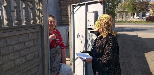 В Днепре депутат Николай Слободянюк развозит пенсионерам продуктовые наборы и маски 2