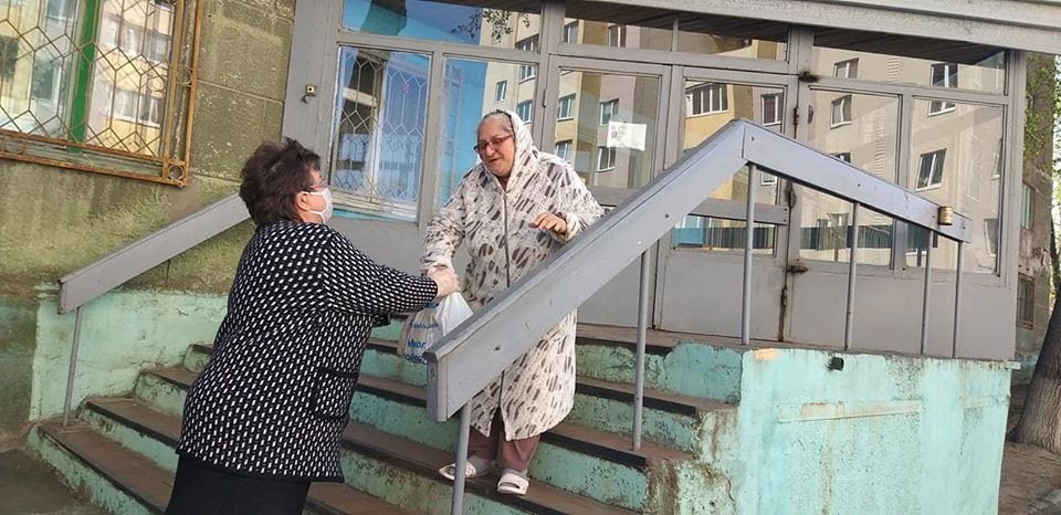 В Днепре депутат Николай Слободянюк развозит пенсионерам продуктовые наборы и маски 3