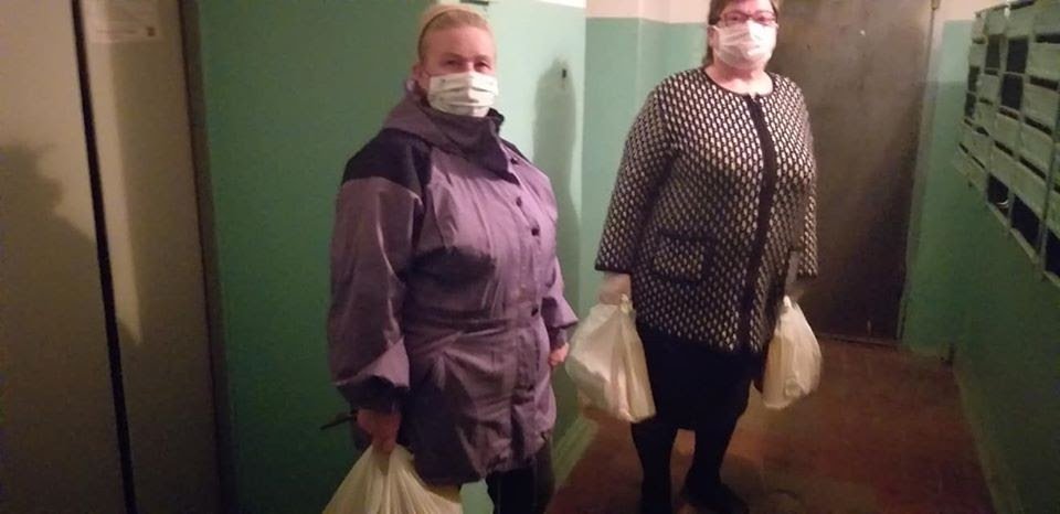 В Днепре депутат Николай Слободянюк развозит пенсионерам продуктовые наборы и маски 4