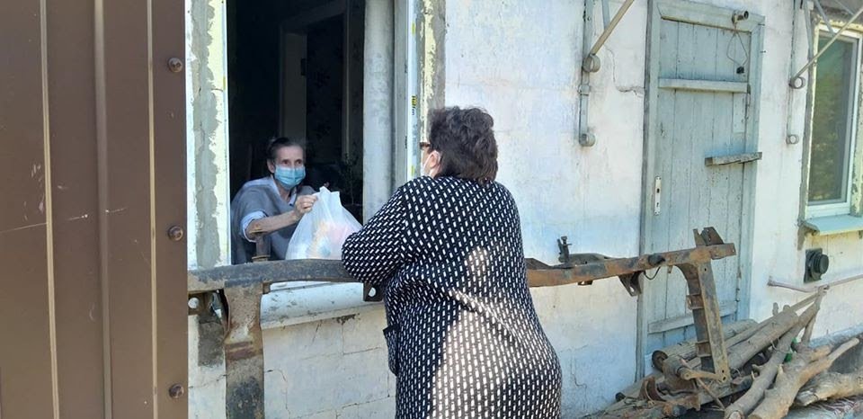 В Днепре депутат Николай Слободянюк развозит пенсионерам продуктовые наборы и маски 5