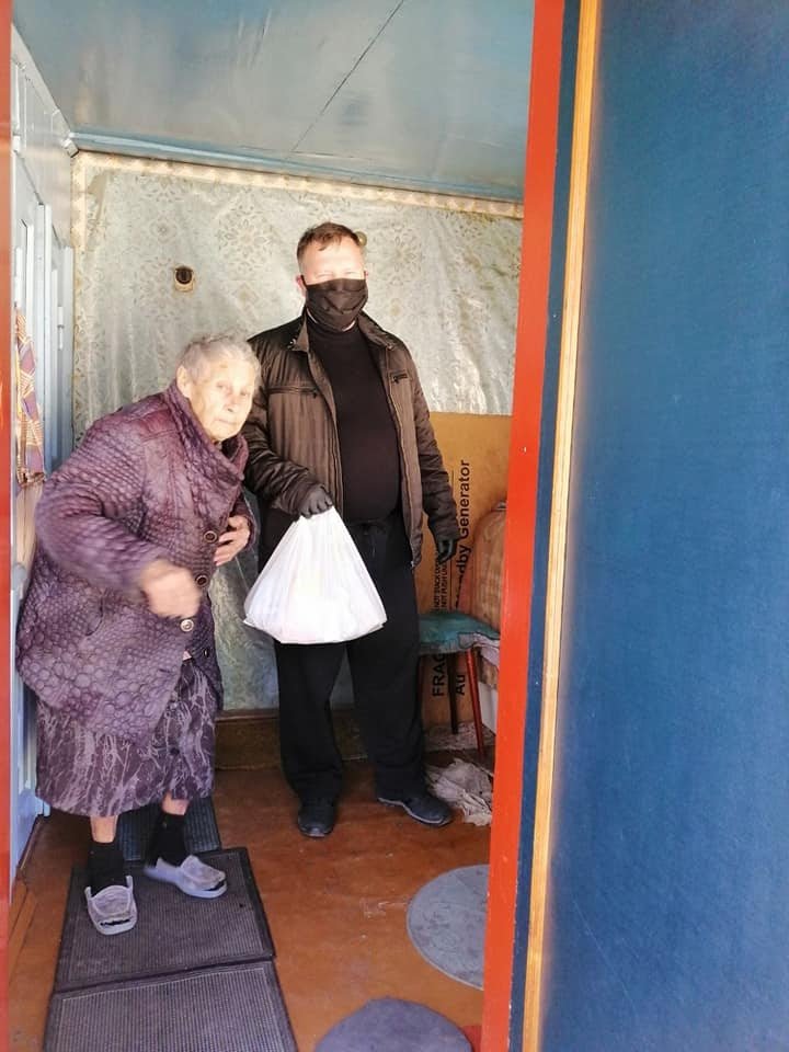 В Днепре депутат Николай Слободянюк развозит пенсионерам продуктовые наборы и маски 6