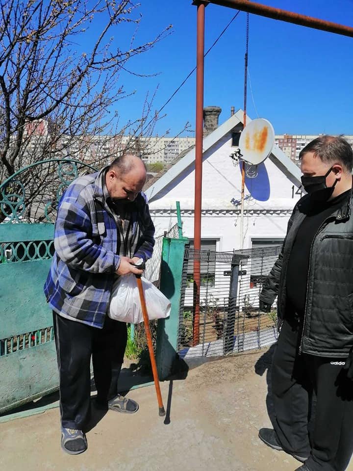 В Днепре депутат Николай Слободянюк развозит пенсионерам продуктовые наборы и маски 7
