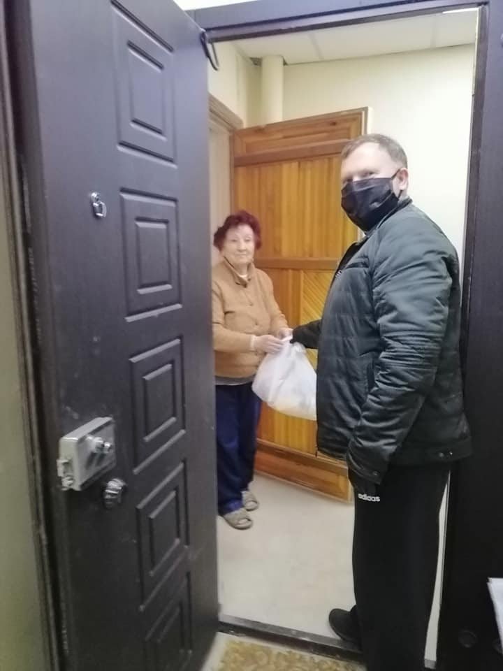 В Днепре депутат Николай Слободянюк развозит пенсионерам продуктовые наборы и маски 8