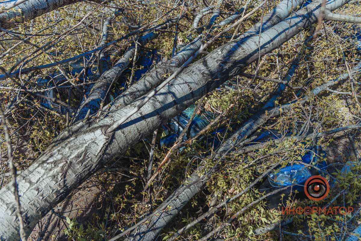  Крыша Chevrolet смята, а стекла выбиты