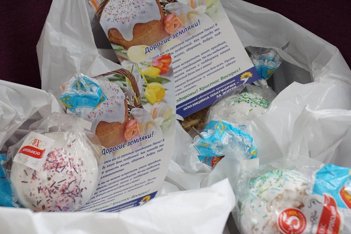 Освященные Митрополитом Иринеем паски, волонтеры Центра соцотвественности начали развозить пенсионерам 1