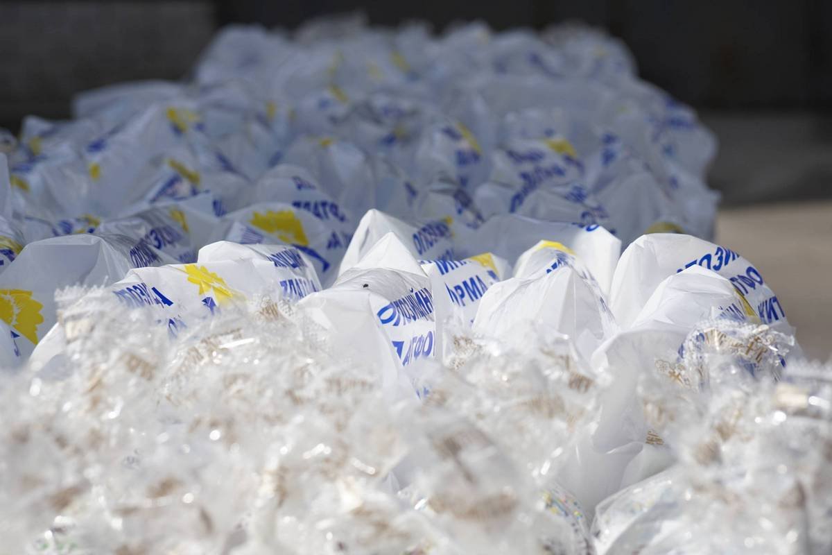 Освященные Митрополитом Иринеем паски, волонтеры Центра соцотвественности начали развозить пенсионерам 2