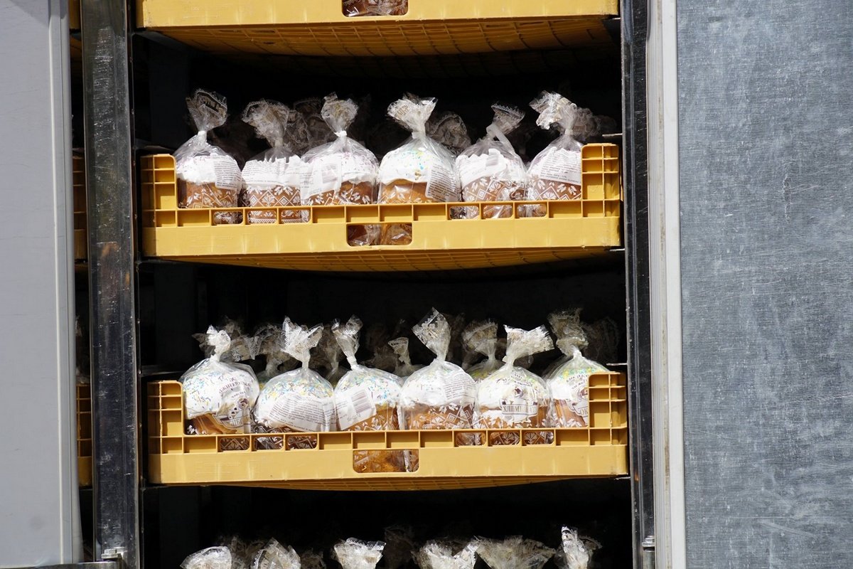 Освященные Митрополитом Иринеем паски, волонтеры Центра соцотвественности начали развозить пенсионерам 3