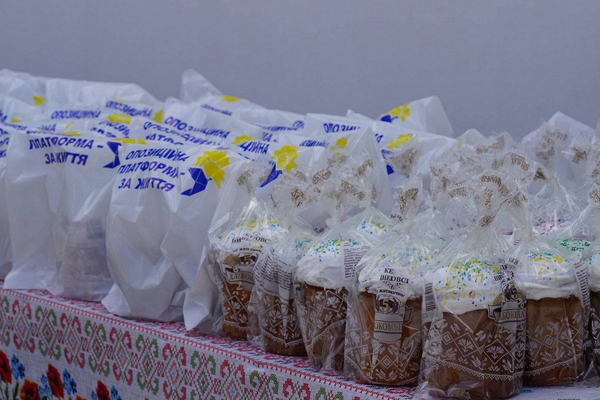 Освященные Митрополитом Иринеем паски, волонтеры Центра соцотвественности начали развозить пенсионерам 4