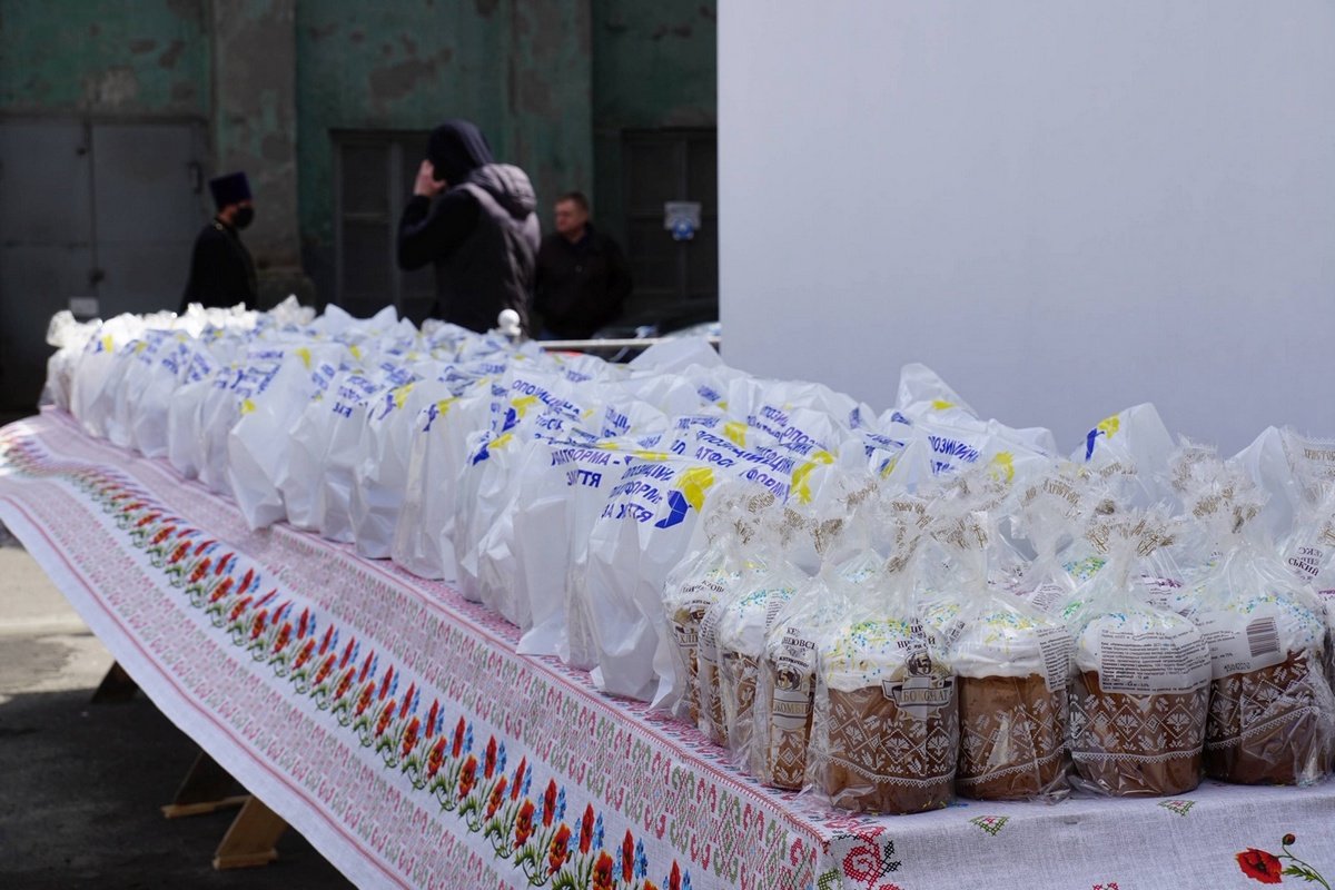 Освященные Митрополитом Иринеем паски, волонтеры Центра соцотвественности начали развозить пенсионерам 5