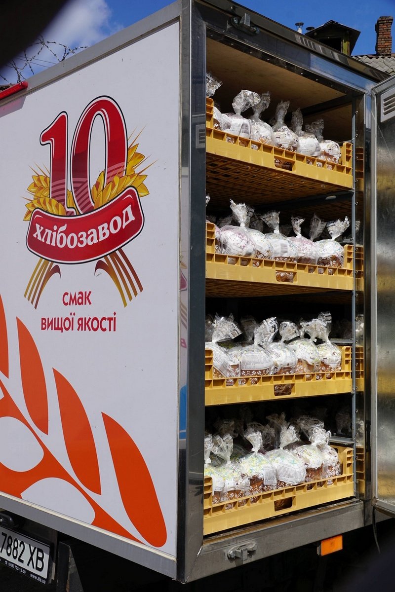 Освященные Митрополитом Иринеем паски, волонтеры Центра соцотвественности начали развозить пенсионерам 6